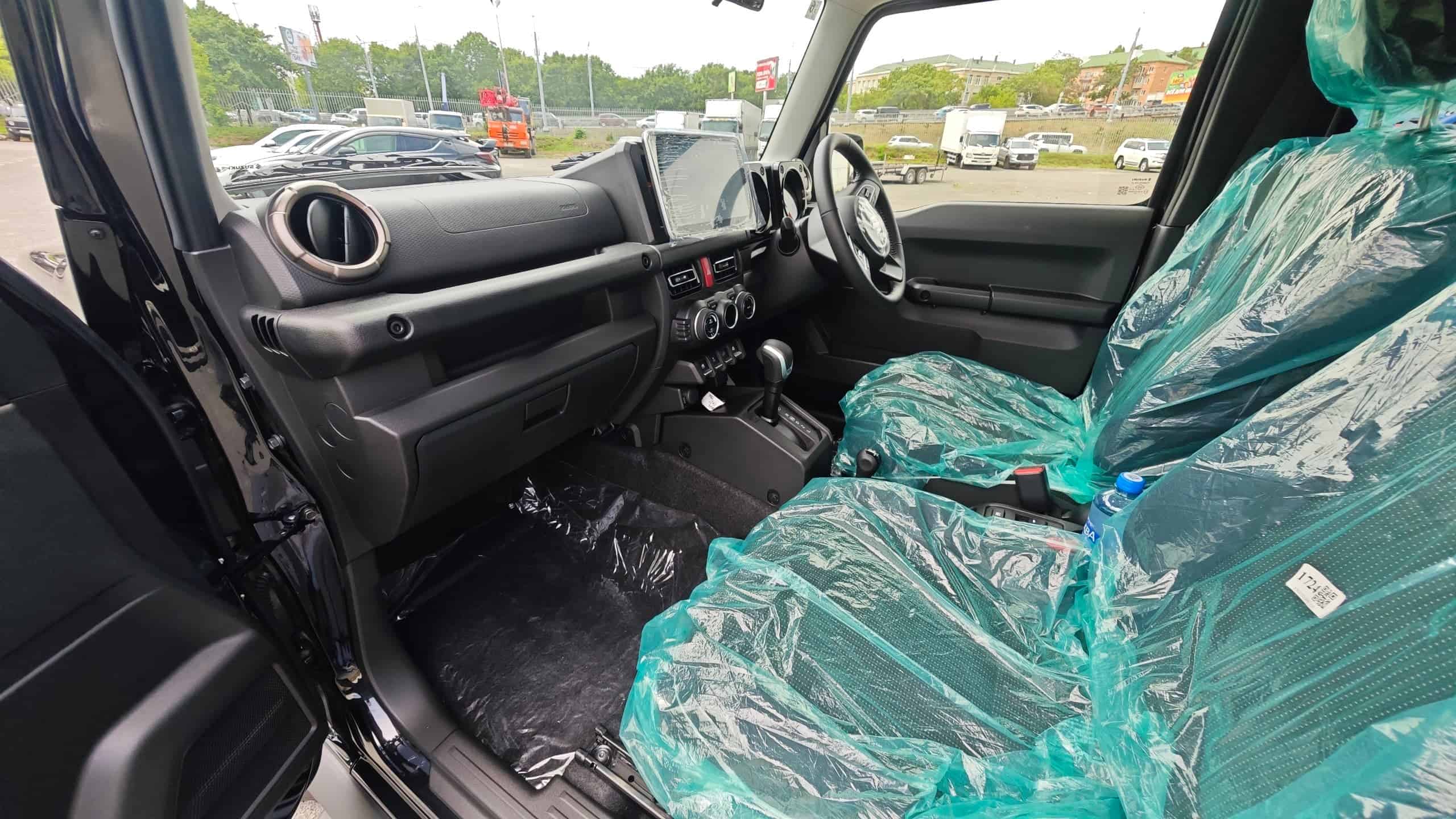 Suzuki Jimny Nomade — салон, сиденья в заводской плёнке